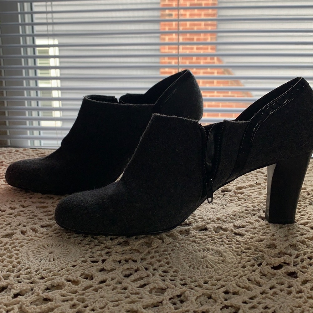 Dark grey 8 1/2 zip up heels. The heels are 2 1/2 inches.